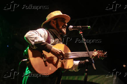 Virada Cultural - Cantor e violeiro Xangai no palco da Sé