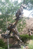 Obras de arte de santa fe trails expostas em frente à galeria.