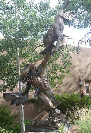 Obras de arte de santa fe trails expostas em frente à galeria.