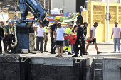 Siete fallecidos y un bebé desaparecido al volcar un cayuco en el puerto de La Restinga