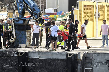 Siete fallecidos y un bebé desaparecido al volcar un cayuco en el puerto de La Restinga