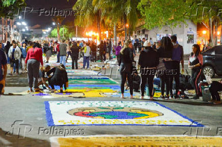 Confecção dos Tapetes de Sal de Corpus Christi, em Araruama