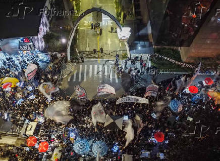 Torcedores do Corinthians protestam em frente ao Parque São Jorge