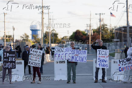 Protests continue against federal immigration action in Broadview