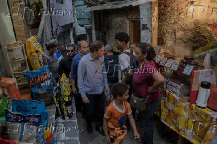 Marcelo Crivella anda pela favela da Rocinha no Rio de Janeiro