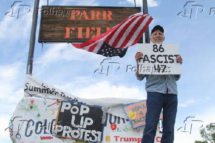 Protesto contra o presidente dos EUA, Donald Trump, para proteger a democracia em Toast, Novo México.