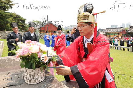 People Power candidate Kim Moon-soo pays tribute at King Suro tomb ahead of election
