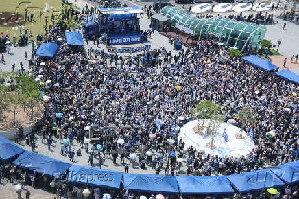 Democratic Party presidential candidate Lee Jae-myung campaigns in Daegu