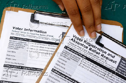 FILE PHOTO: With polls tight, U.S. election campaigns target overseas voters