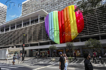 Fachada do Conjunto Nacional com decoração LGBT