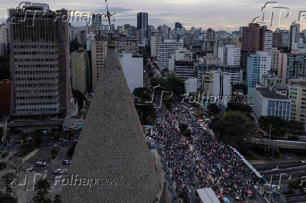 Parada LGBT+ é realizada na avenida Paulista