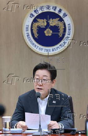 President Lee attends Cabinet meeting