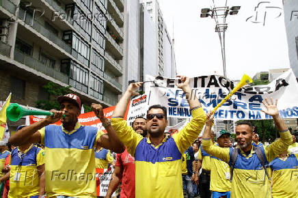 Funcionários dos Correios protestam na avenida Paulista em São Paulo