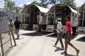 Camiones con cientos de haitianos expulsados por República Dominicana llegan a la frontera