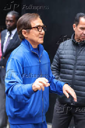Jackie Chan é visto na região da Times Square na cidade de Nova York
