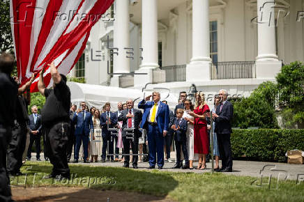 Trump hace instalar dos banderas gigantes de EE.UU. en los jardines de la Casa Blanca