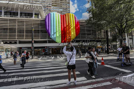 Fachada do Conjunto Nacional com decoração LGBT