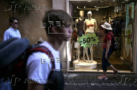 Summer sales begin in Rome