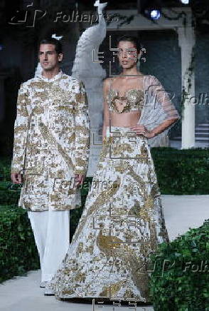 Falguni Shane Peacock - Runway - India Couture Week