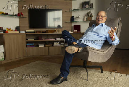 José Dirceu, ex-ministro do governo Lula, em sua casa durante entrevista para a Folha