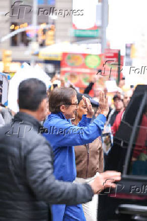 Jackie Chan é visto na região da Times Square na cidade de Nova York