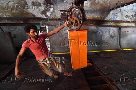 Workers battle heatwave at Karachi ice factory