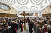 El papa atravesó la Puerta Santa y dijo que para servir en el Vaticano hay que ser santos