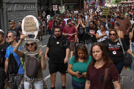 Professores em greve caminham até a Câmara Municipal SP