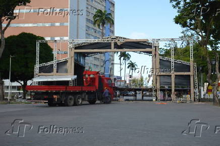 Montagem dos palcos para os shows da Festa das Neves 2025