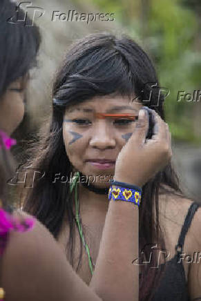 Índia na aldeia Guarani do Rio Silveira