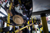 Passageiros embarcam em ônibus em SP
