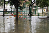 A chuva que cai no Rio Grande do Sul desde segunda-feira (16), alagou ruas em Canoas-RS