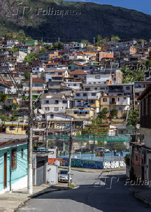 Vista de área com habitações em encosta em Teresópolis, no Rio