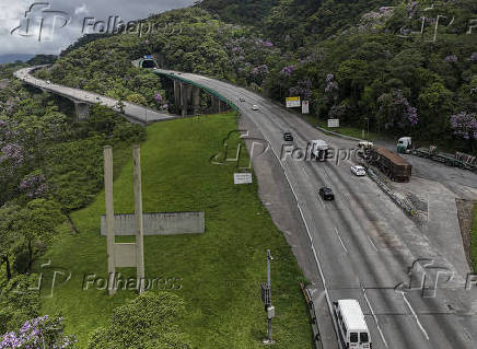 Vista aérea da Rodovia dos Imigrantes e túnel em São Vicente