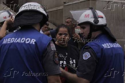 Policiais mediadores discutem trajeto de manifestação com integrantes MPL