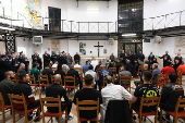 El papa visita una cárcel romana por Jueves Santo durante su convalecencia