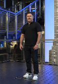 Natasha Lyonne, Nick Offerman e John Goodman iluminaram o Empire State Building para a estreia de Os Smurfs