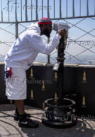 Odumodublvck visitou o empire state building para celebrar o novo single ?pity this boy? ft. Victony.