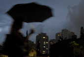 Céu encoberto ao anoitecer na avenida Paulista