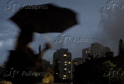 Céu encoberto ao anoitecer na avenida Paulista