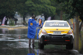 A chuva que cai no Rio Grande do Sul desde segunda-feira (16), alagou ruas em Canoas-RS