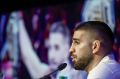 El campeón del mundo del peso ligero de artes marciales mixtas, el español Ilia Topuria, comparece este viernes en una rueda de prensa, en Madrid