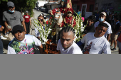 Fieles salvadoreños celebran la centenaria procesión de 