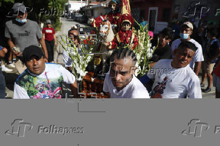 Fieles salvadoreños celebran la centenaria procesión de 