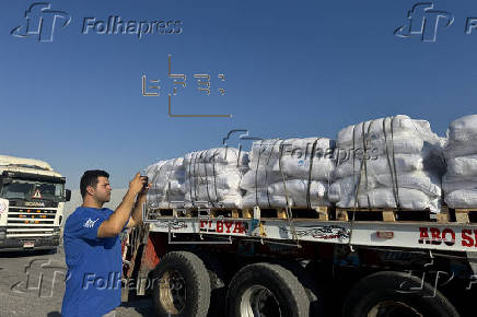 Decenas de camiones de ayuda humanitaria cruzan la frontera egipcia rumbo a Gaza