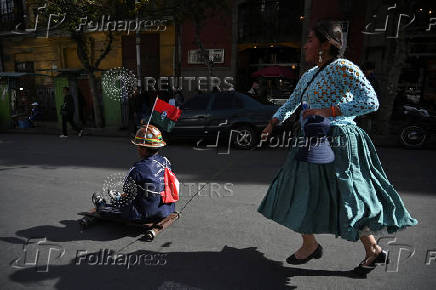 Bolivians compete with motorless cars, in La Paz