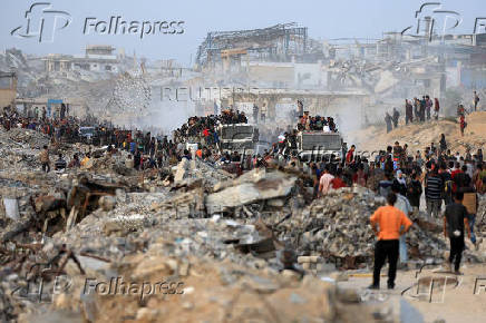 Palestinians receive aid supplies in Beit Lahia