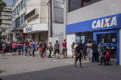 Fila para receber o Auxílio Brasil na Caixa, no Rio