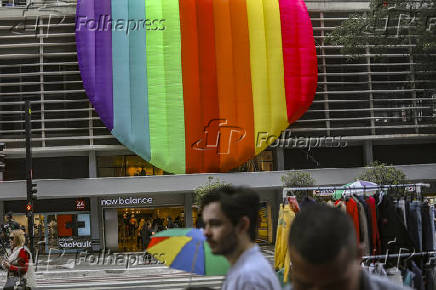 Fachada do Conjunto Nacional com decoração LGBT