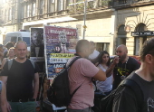Húngaros e apoiadores LGBT protestam contra a nova lei anti LGBT+ da Hungria em frente ao parlamento.
